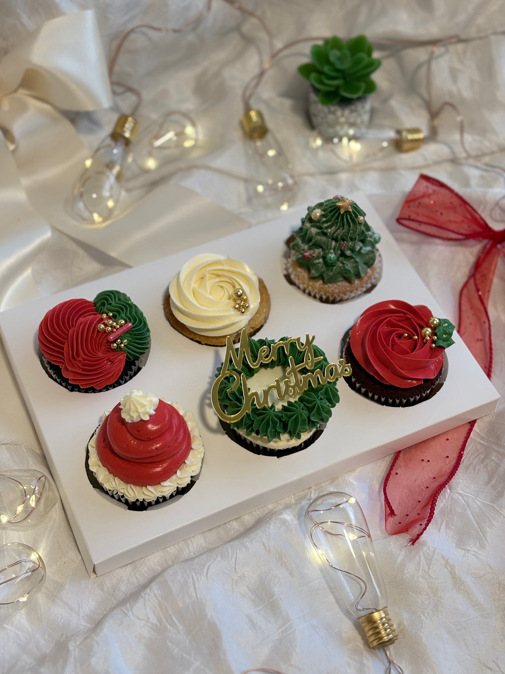 Christmas Cupcakes [ Pack of 6 ]